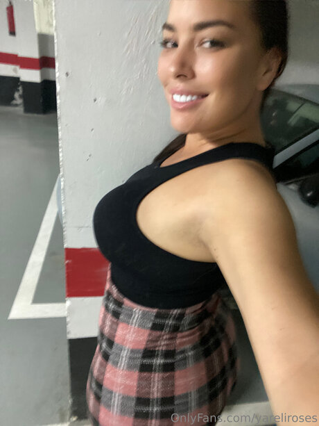Yareliroses model pics