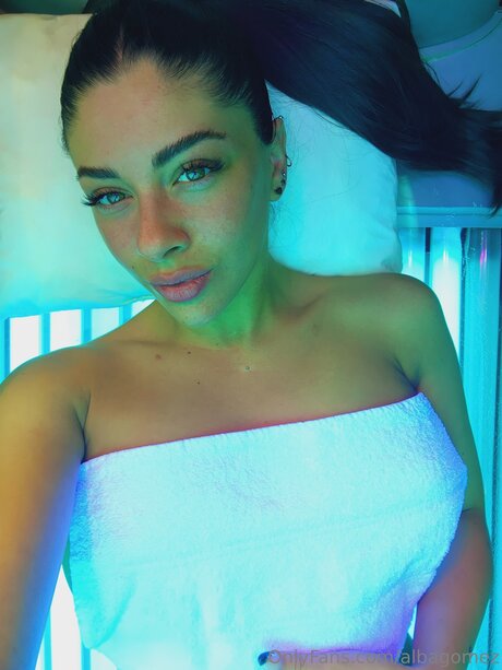 Albagomez model naked photo