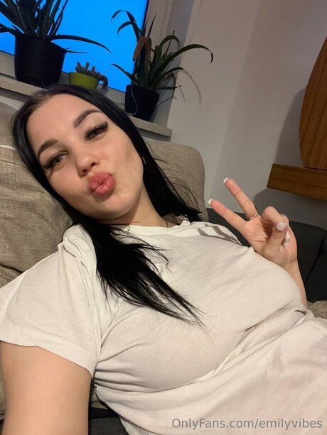 Emilyvibes nude model picture