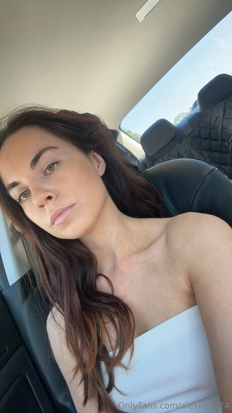 Alexissss24 model naked gallery