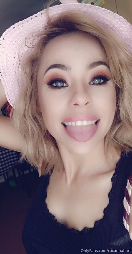 Roxannahart model nude picture