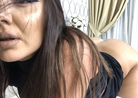 Big B ty Queen hot actress photo