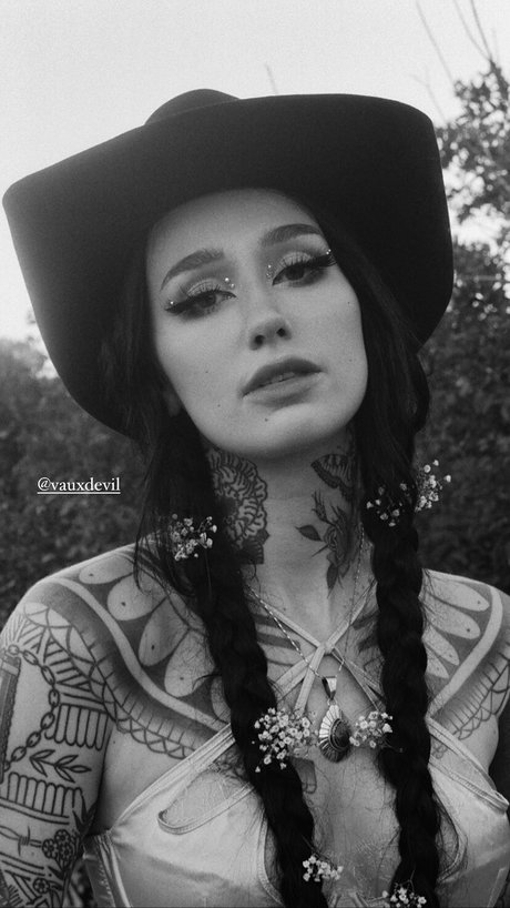 Emma Vauxdevil model nudes pics