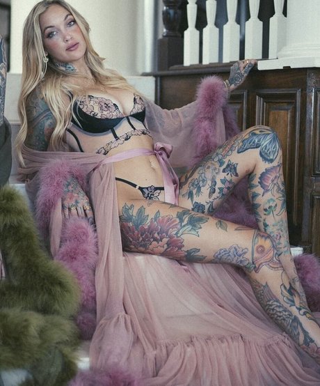 Emma Vauxdevil model nude pics