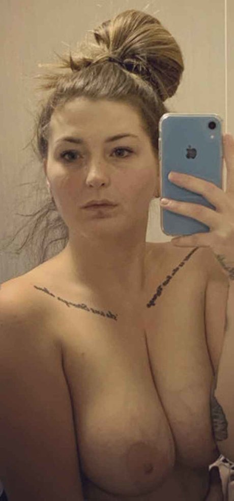 SlapperLaughs erotic model photo