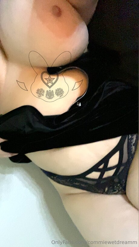 Commiewetdreamm model hot photo