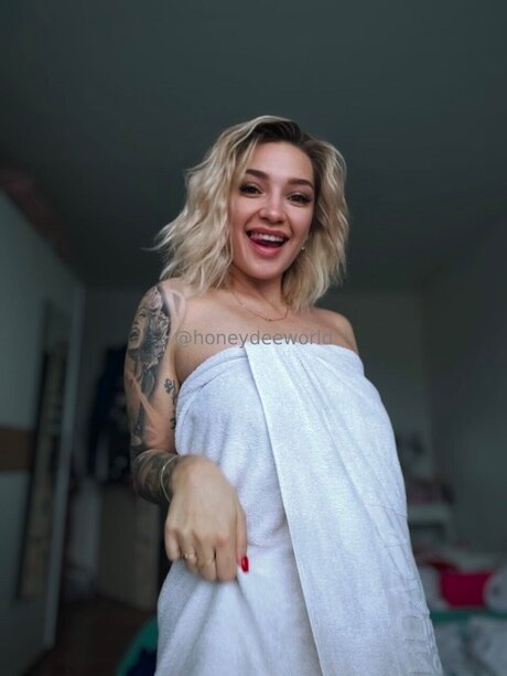 Honeydeeworld model porn photos