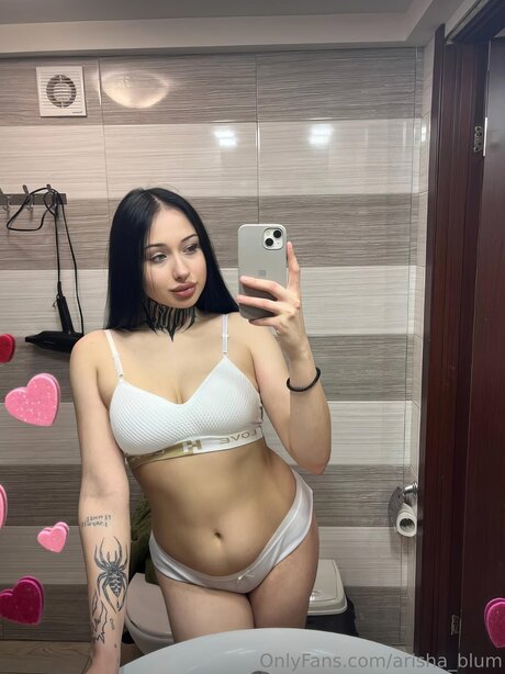 Arisha Blum model top pic