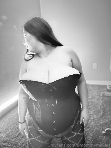 Umommymilkers naked model pic