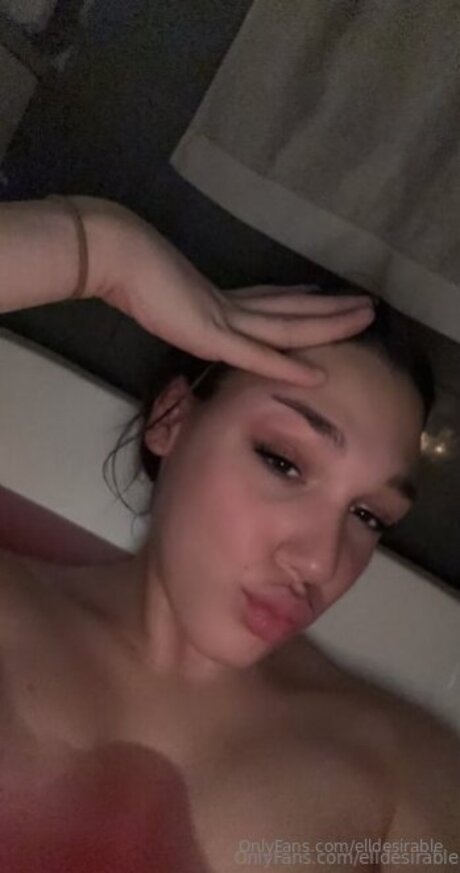Elldesirable adult model img