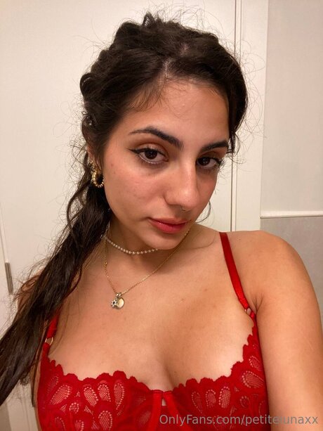 Petitelunaxx pornstar nude pics