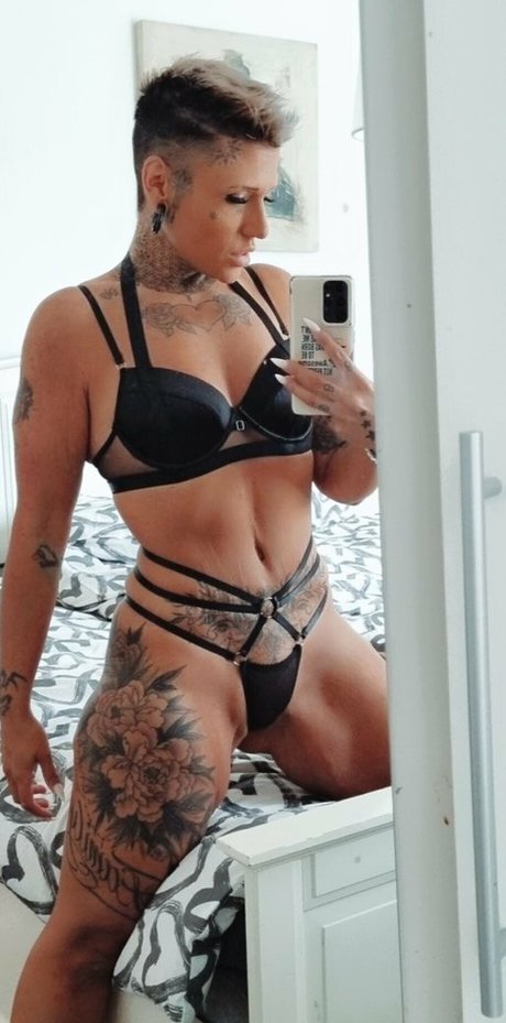 nennefriisk hot actress picture