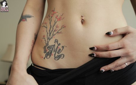 mahnee nude model img