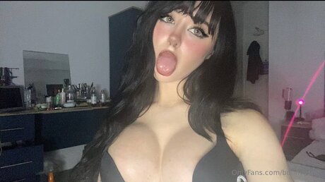 Bunnyyspit model art galleries