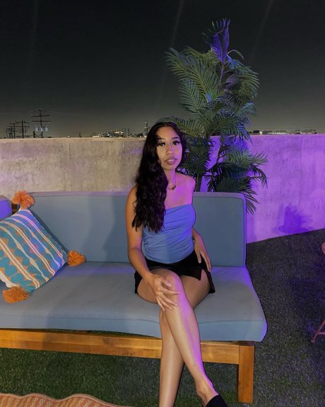 Allixnnn nude pornstar pic