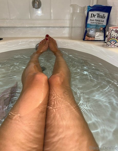 Daisy Deville sexy actress img