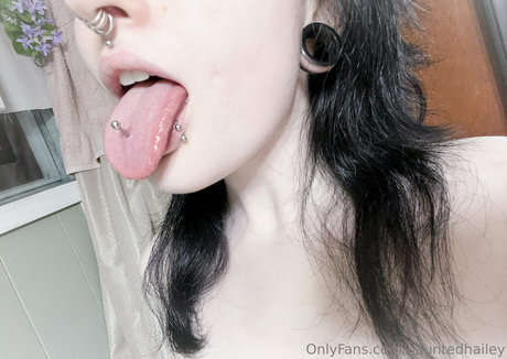 Hauntedhailey model pic