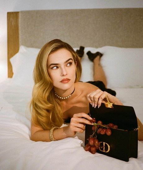 Zoey Deutch xxx actress pics