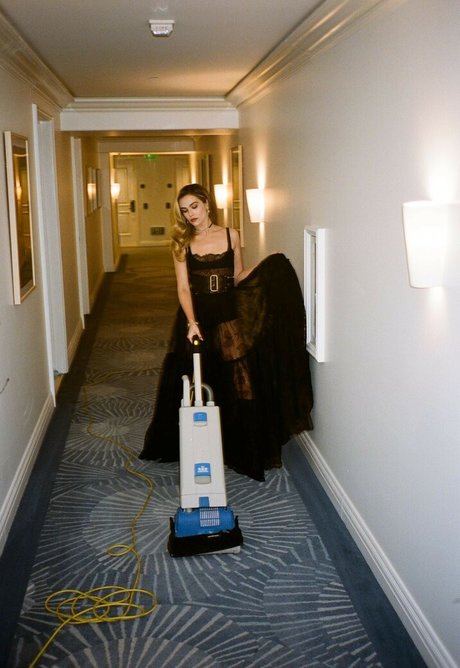 Zoey Deutch sexy model pic