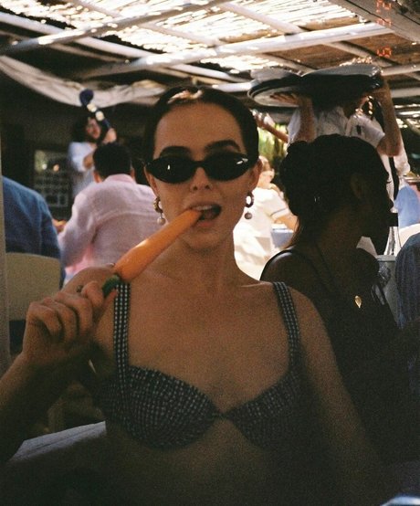 Zoey Deutch star nude gallery