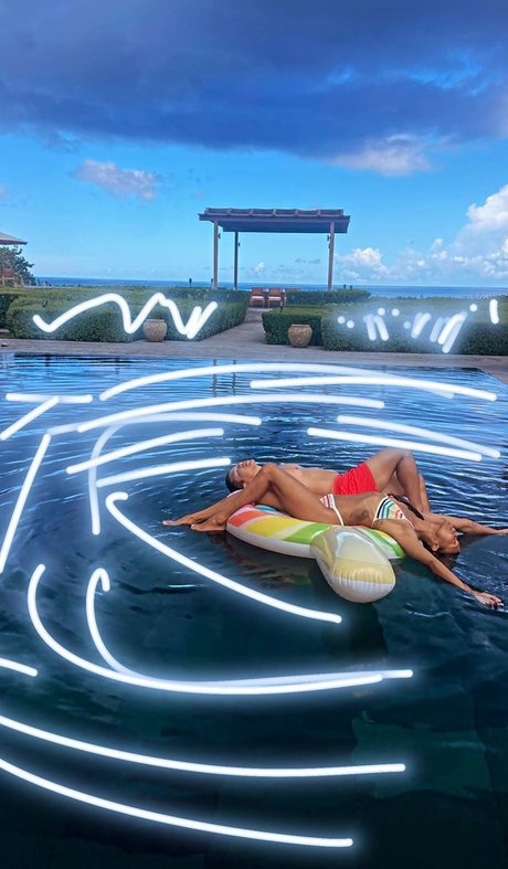 Zoe Saldana model nude photo