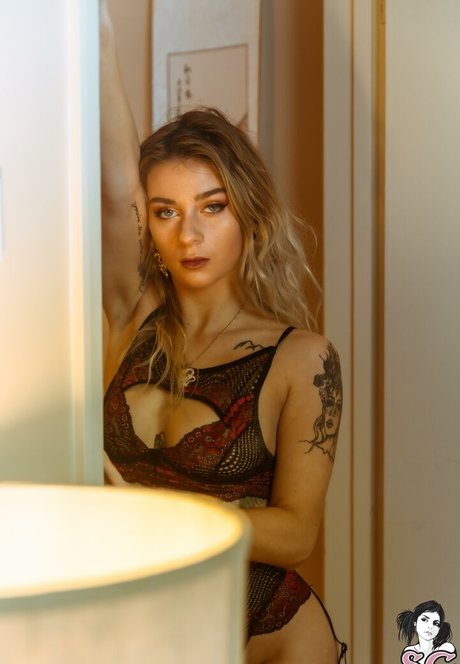 Zoe Elfreyah model top pic