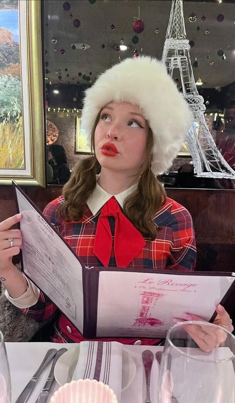 Zoe Colletti model hot images