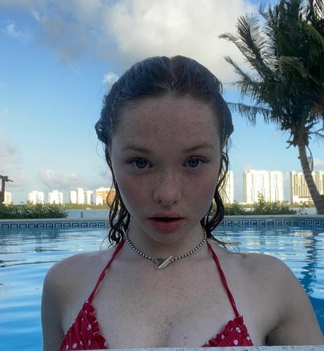 Zoe Colletti nudes star images