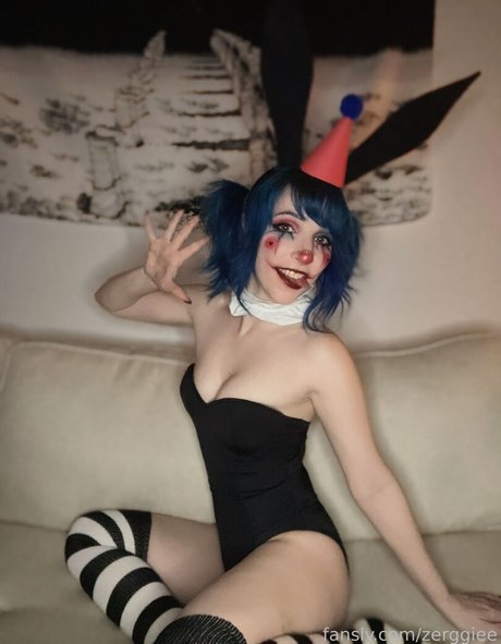 zerggiee naked model photo