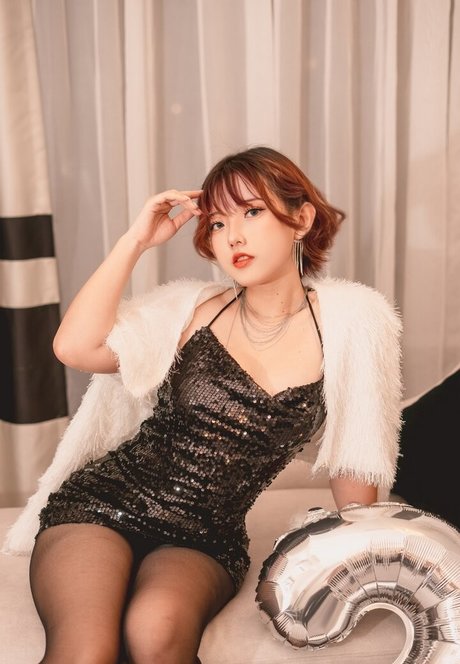 Messie Huang sex model photo