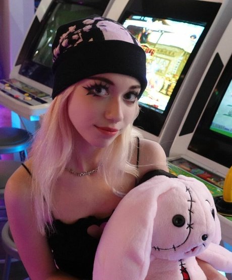 Iluvmeww pretty pornstar img