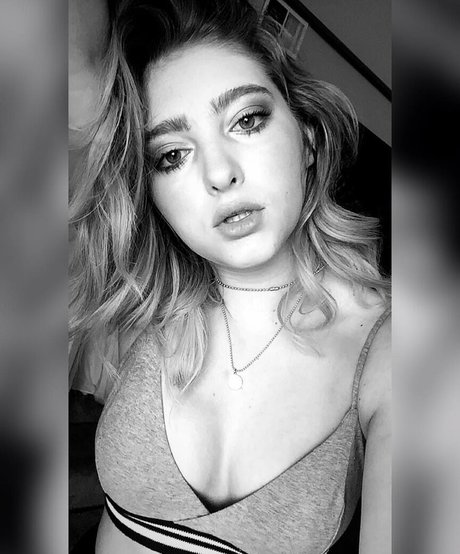 Willow Shields hd model pic