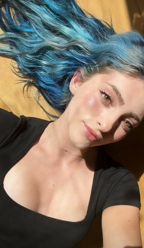 Willow Shields pornstar erotic photo