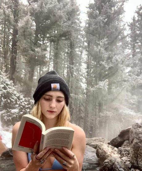 Willow Shields nice star pic