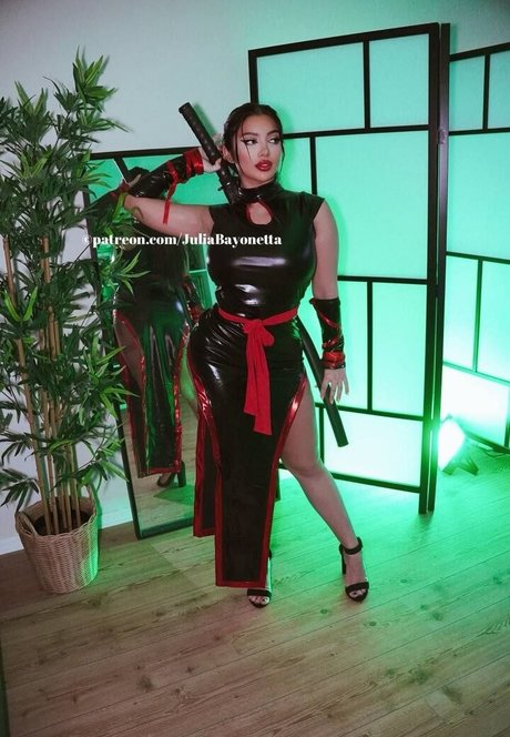 Julia Bayonetta model art pics