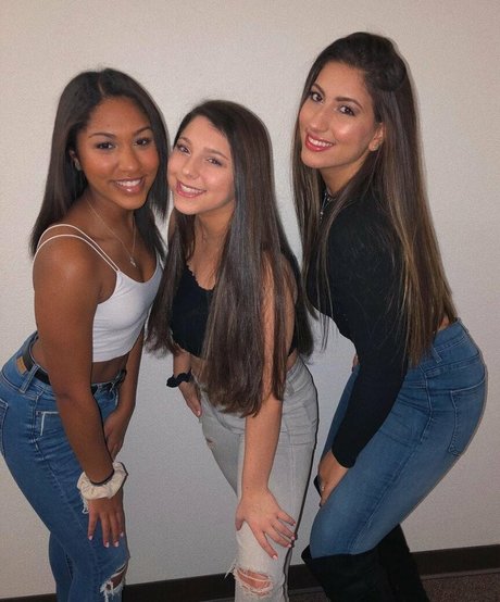 Julia Olivia art model pics