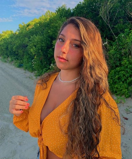 Julia Olivia exclusive model image