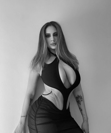 Sannatorr model nude pictures