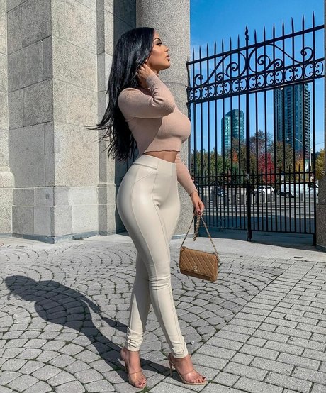 Aneeqa Farid top actress photos