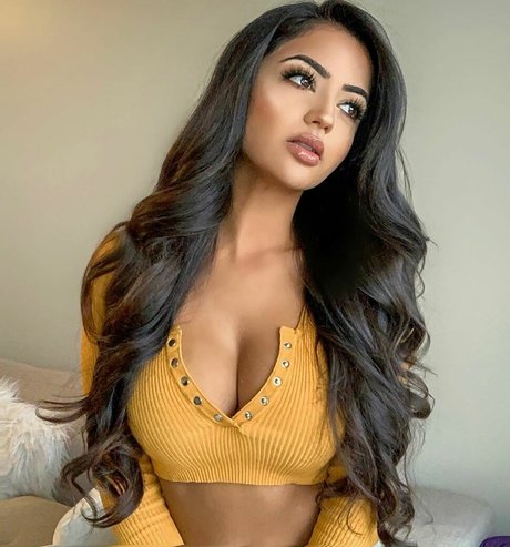 Aneeqa Farid exclusive model pic