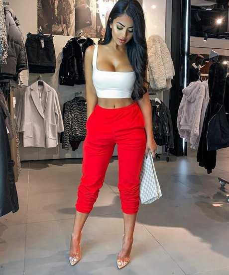 Aneeqa Farid naked model picture