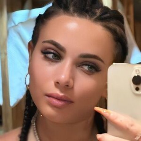 Laurab974 naked model photo