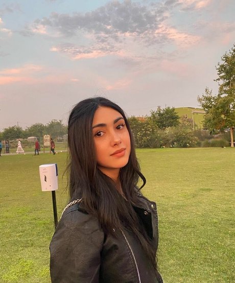Alexa Mansour star beautiful pic