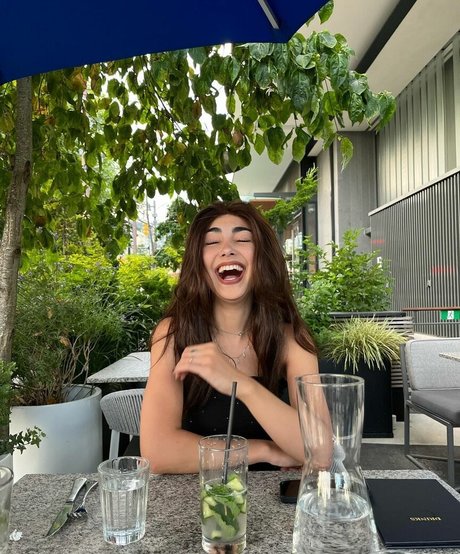 Alexa Mansour pretty model pic