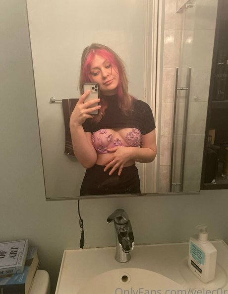 velec0r nudes model img