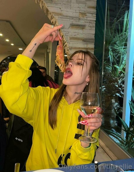 tinyellie xxx star photo