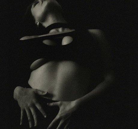 Jojo Levesque nude model picture
