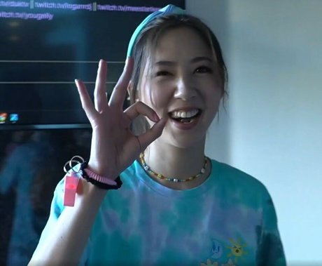 Fuslie art star photo
