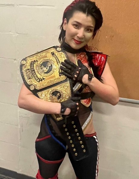 Hikaru Shida exclusive star pic