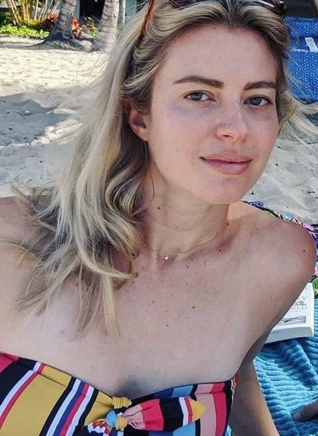 Elyse Willems sexy model pic